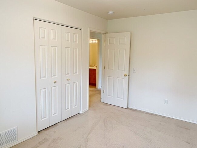 Building Photo - East Anchorage Townhouse with Yard, Garage, and W/D In unit! Close to JBER!