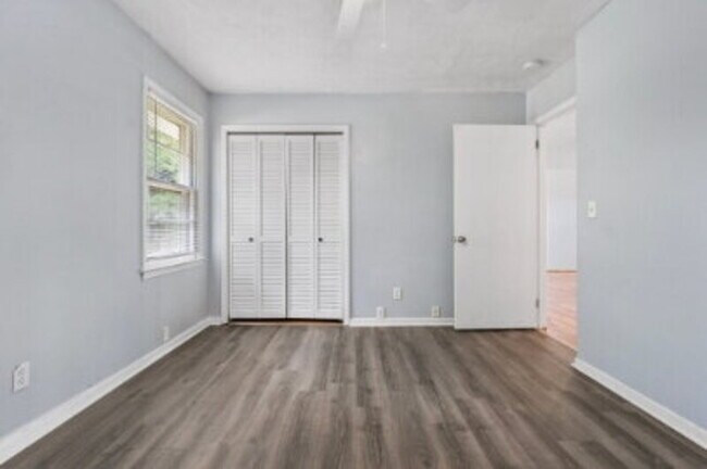 Building Photo - 1708 N Poplar St