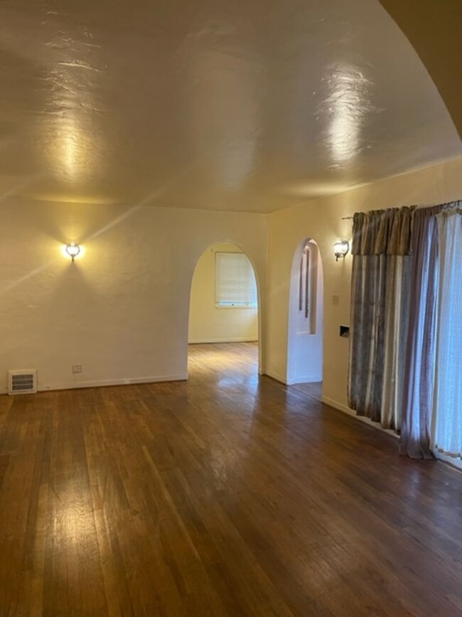 Building Photo - Charming downtown home