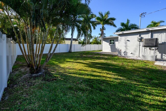 Building Photo - CLOSE TO HISTORIC DISTRICT AND PARKS