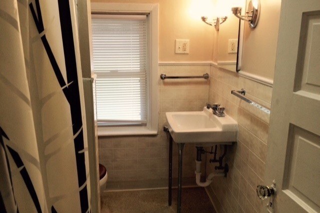 Barhroom - 144 Alexander Ave
