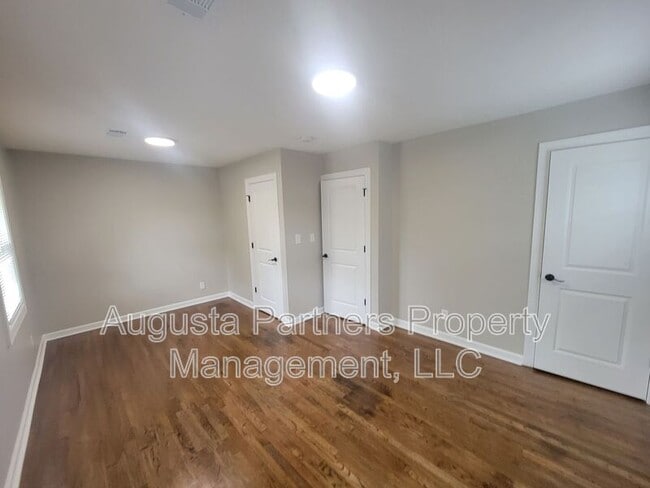 Building Photo - 322 N Hicks St