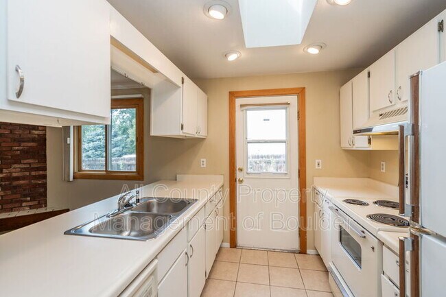 Building Photo - 819 Elliott St