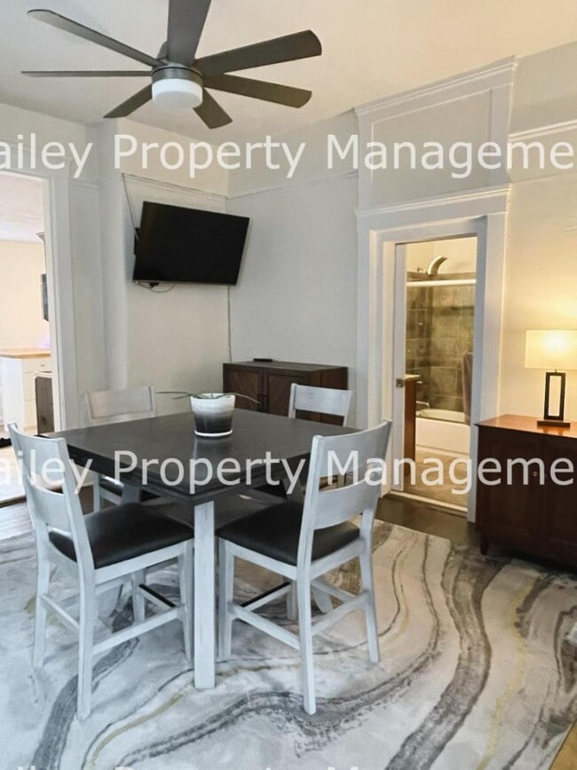 Building Photo - 1046 E Caldwell St