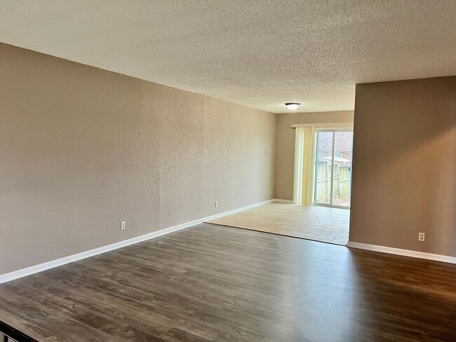 Building Photo - Spacious 3 bedroom Duplex