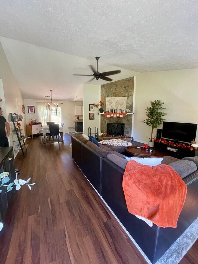 Building Photo - Beautiful newly renovated 3 bedroom 2 bath...