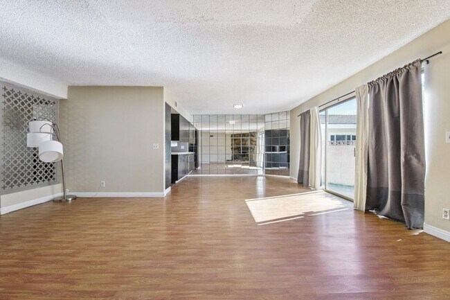 Building Photo - 6911 Bellaire Ave