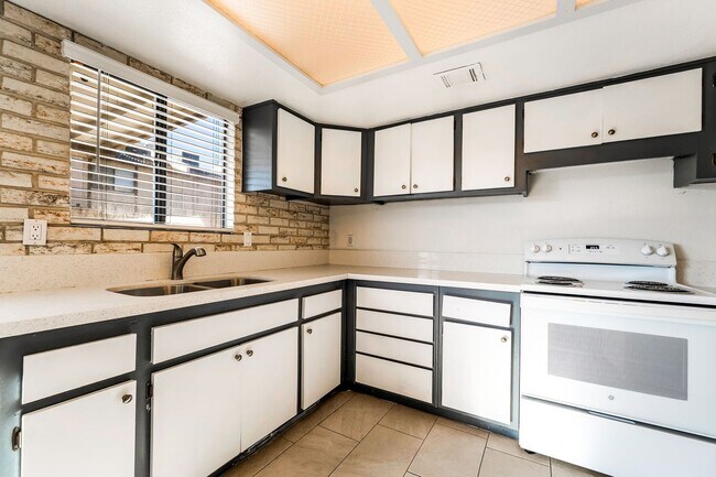Building Photo - Immaculate two story townhome style condo ...