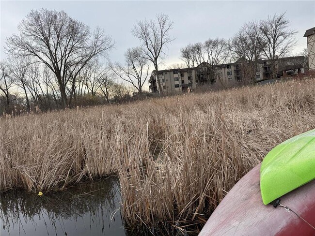 Building Photo - 1304 W Medicine Lake Dr