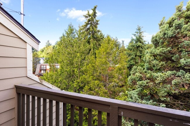 Building Photo - Bright 2 Bedroom Townhouse with Creek Views and Excellent Commuter Location