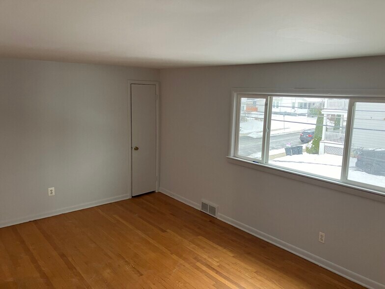 Building Photo - 43 Sycamore St