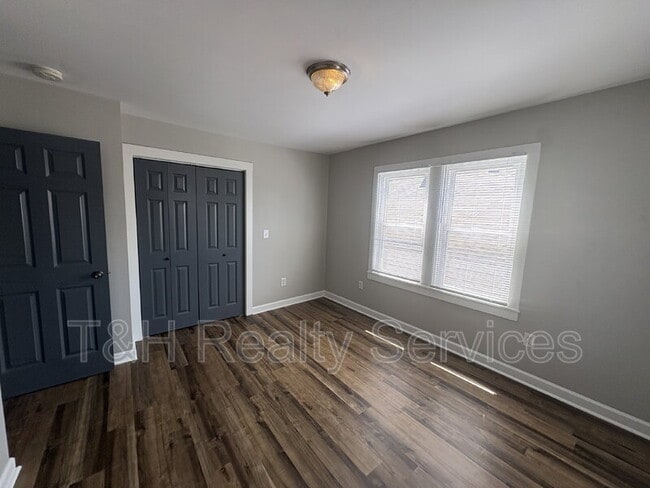 Building Photo - 637 N Gray St