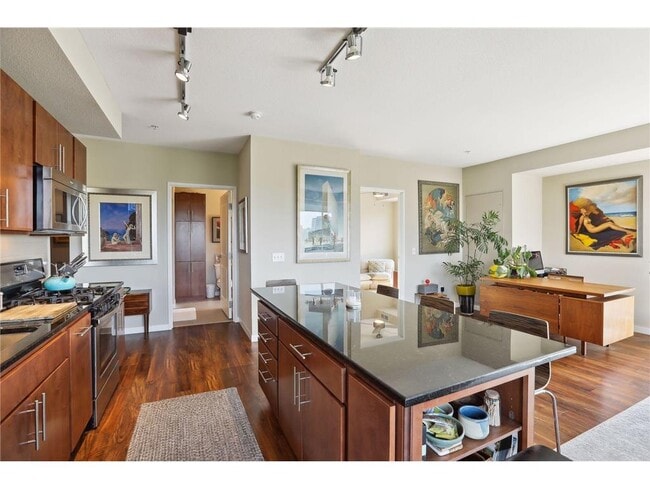 Building Photo - 401 SE Main St