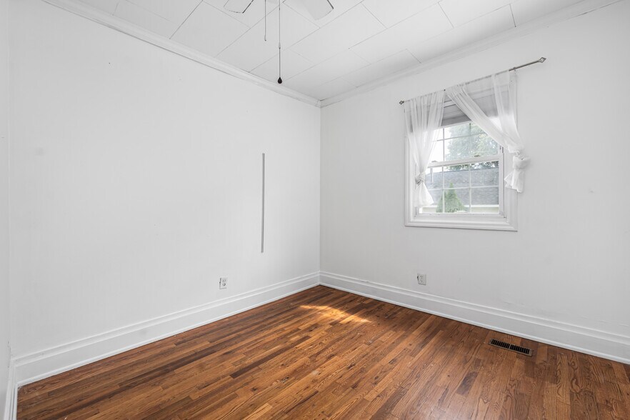 Building Photo - 387 Woodlawn Ave