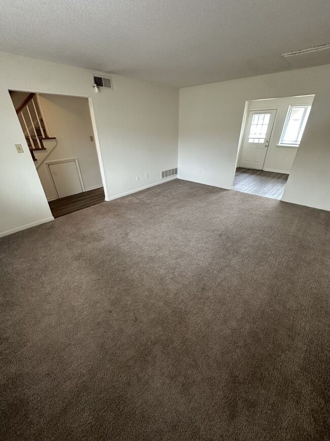 Building Photo - 3 Bedroom 2.5 Bathroom Condo!