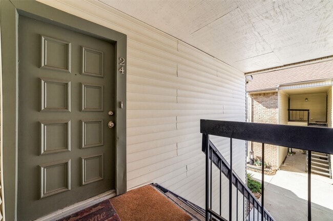 Building Photo - 2300 Augusta Dr