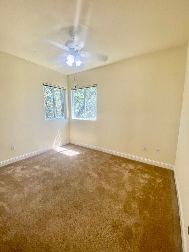 Building Photo - West Davis 5 Bedroom Home