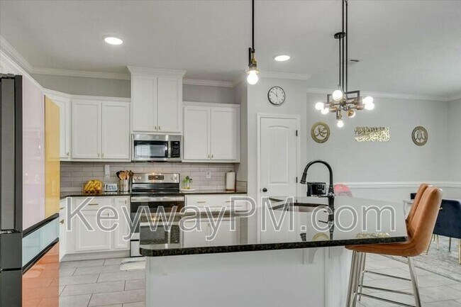 Building Photo - 1044 Mulford Lp