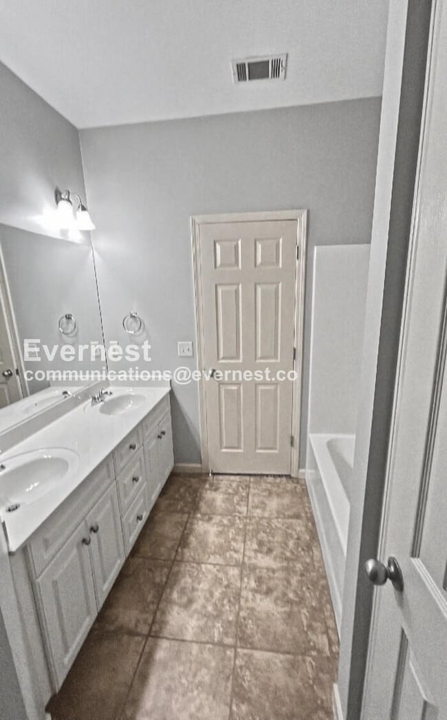 Building Photo - 3 Bed/2 Bath Home with Garage / Pet-Friendly / Available Now!