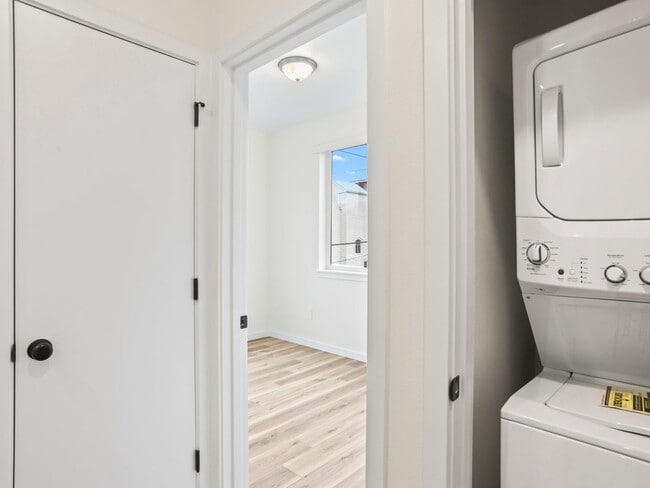 Building Photo - Vancouver Townhouses - Get 1 Month Free!