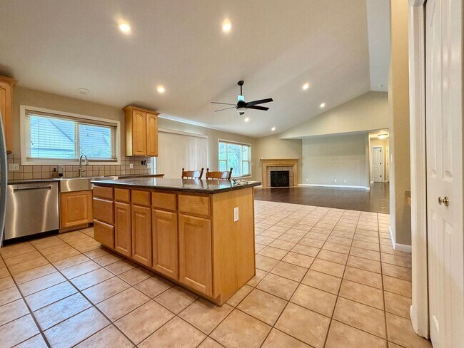 Building Photo - 961 Golden Pheasant Dr