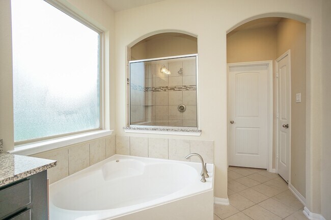 Building Photo - 9506 Bonbrook Bend Ln