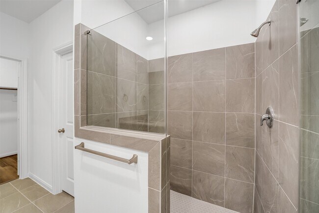 Building Photo - 13614 Pine Dr
