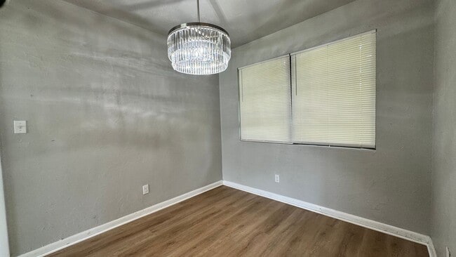 Building Photo - 3 Bed, 2 Bath Corner Lot Home!