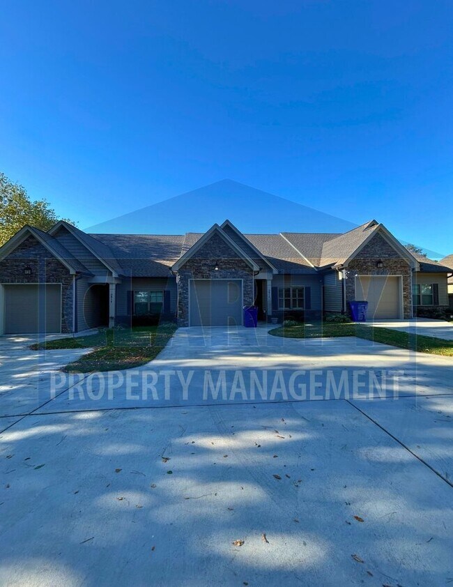 Building Photo - Single-level two bedroom townhome!