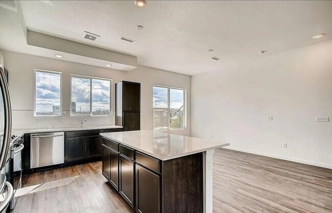 Building Photo - 6770 Raritan Dr