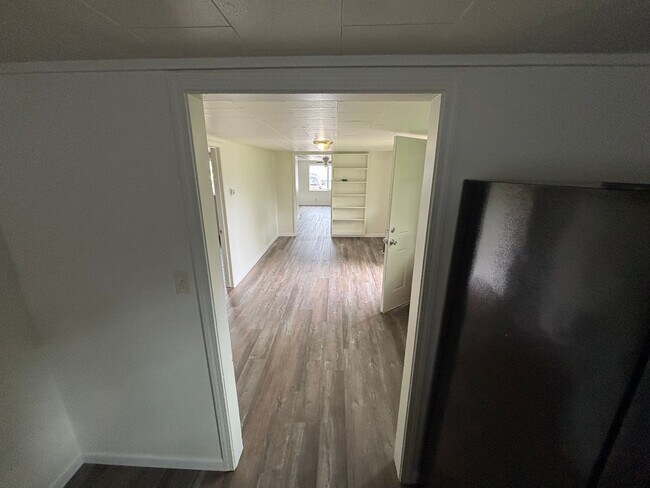 Building Photo - 547-R547 Mary St