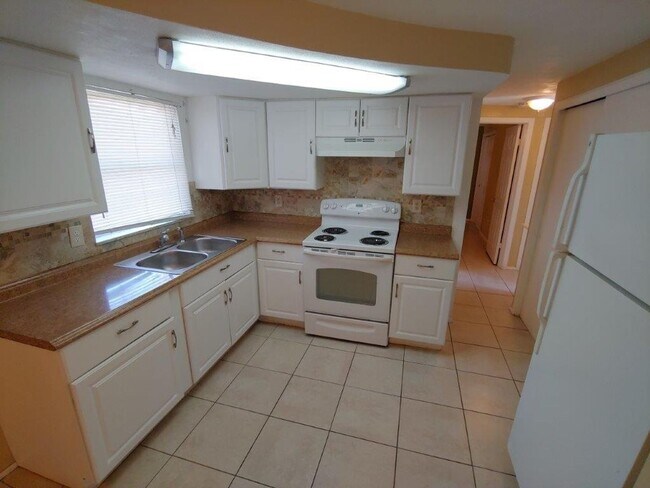 Building Photo - JUST REDUCED!!!  2/1/1 with BONUS ROOM, 1000 Sq. Ft. with custom tile in bathroom & renovated kit...