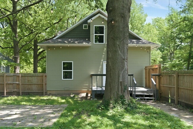 Building Photo - 837 S Kentwood Ave