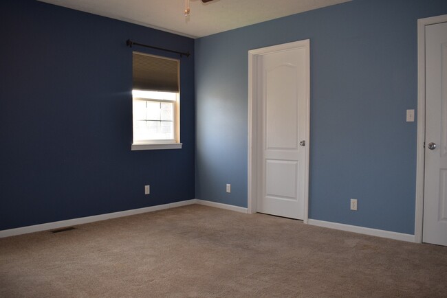 Building Photo - Beautiful spacious home in Waynesville