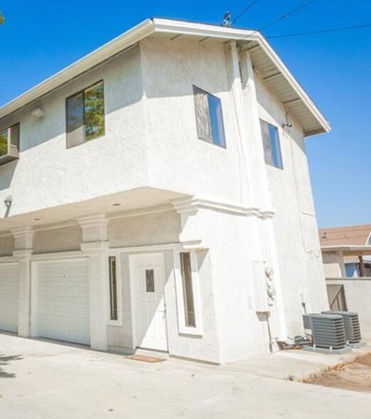 Back Unit 3 bed/ 1 bath - 6128 Vinevale Ave