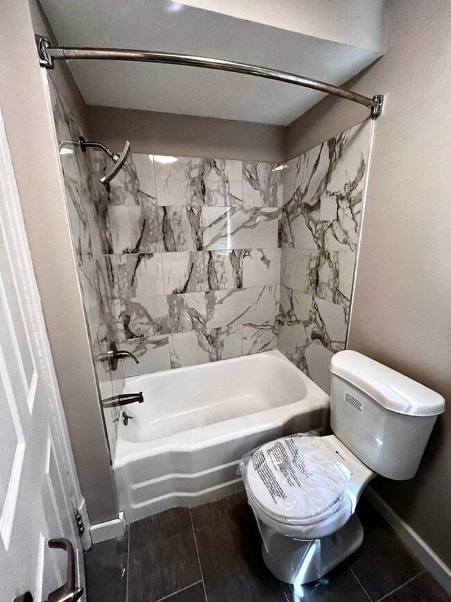 Building Photo - *** Huge 5 Bedroom House *Pet Friendly * Newly Renovated * Large Fenced in Yard * Luxurious Updat...