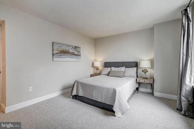 Building Photo - 1220 N Fillmore St