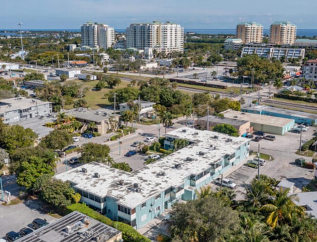 Building Photo - 306 E Ocean Ave