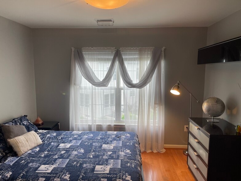 Building Photo - 6615 Schurtz St