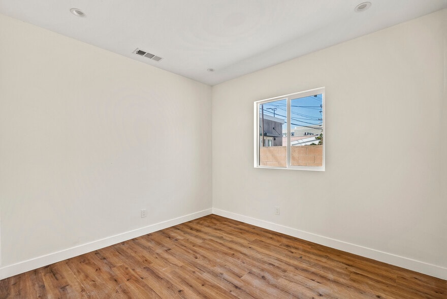 Building Photo - 3043 S Bronson Ave