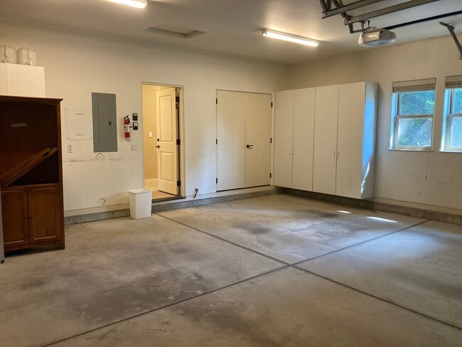 Building Photo - Custom home in the sought-after Edgemont H...