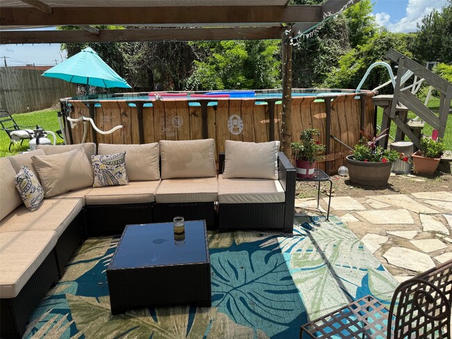 Building Photo - 212 N Resident St