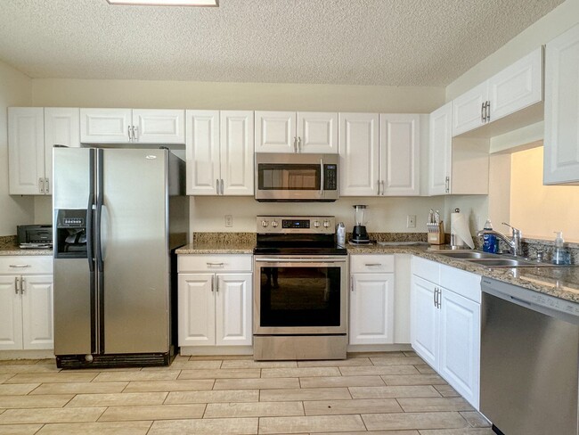 Building Photo - ** 2/2 FIRST FLOOR EMERALD LAKES BEAUTY RE...