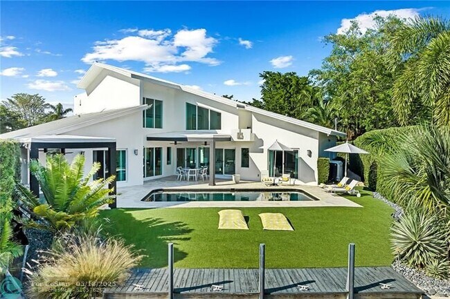 Building Photo - 2416 Bayview Dr