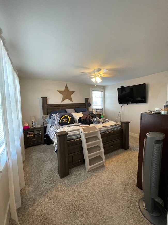 Building Photo - Spacious 3 Bedroom/2 Bathroom Home on Quie...