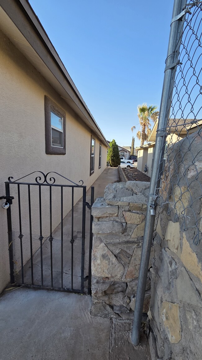 Building Photo - 12340 Tierra Arroyo Dr