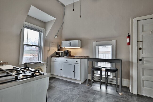Building Photo - Lyndale Livings