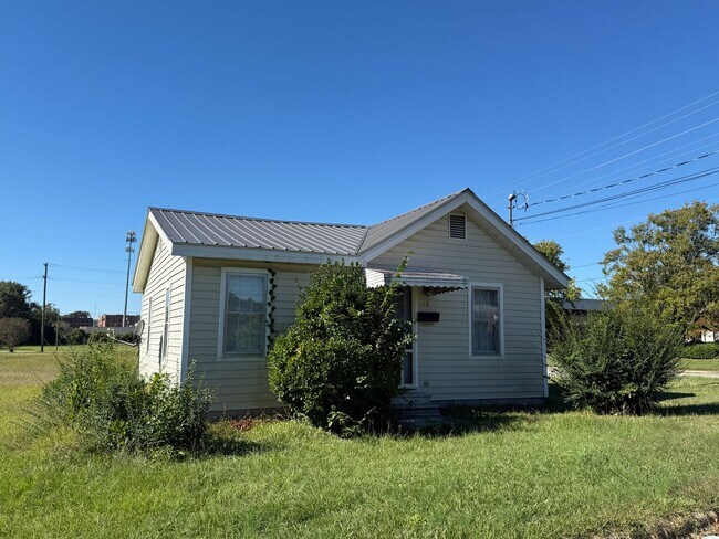Building Photo - AMAZING LOCATION, Ranch Home Downtown Smit...