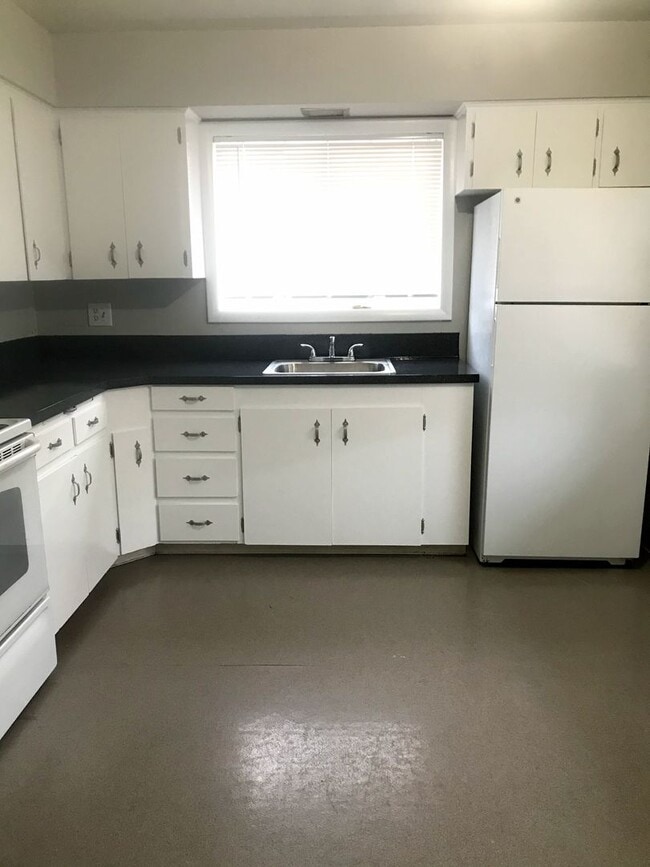 Building Photo - Large 2 Bed, 1 Bath Duplex Apartment with Parking