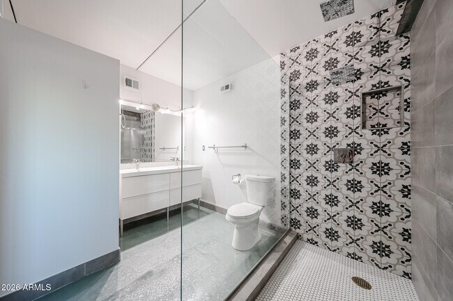 Building Photo - 353 E Thomas Rd